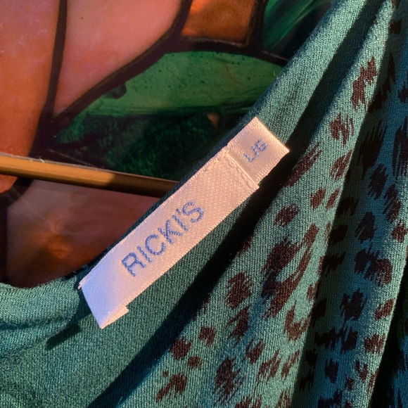 New large women’s green animal print tank top. - Picture 2 of 3